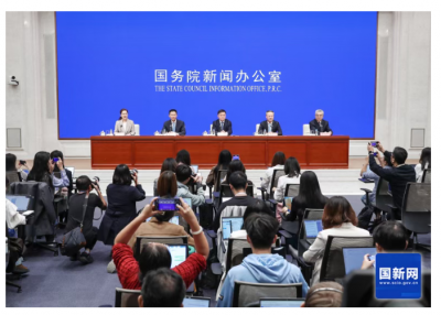 国务院新闻办公室今日举行 高质量完成十四五规划系列主题新闻发布会， 中国人民银行行长潘功胜，金融监管总局局长李云泽，中国证监会